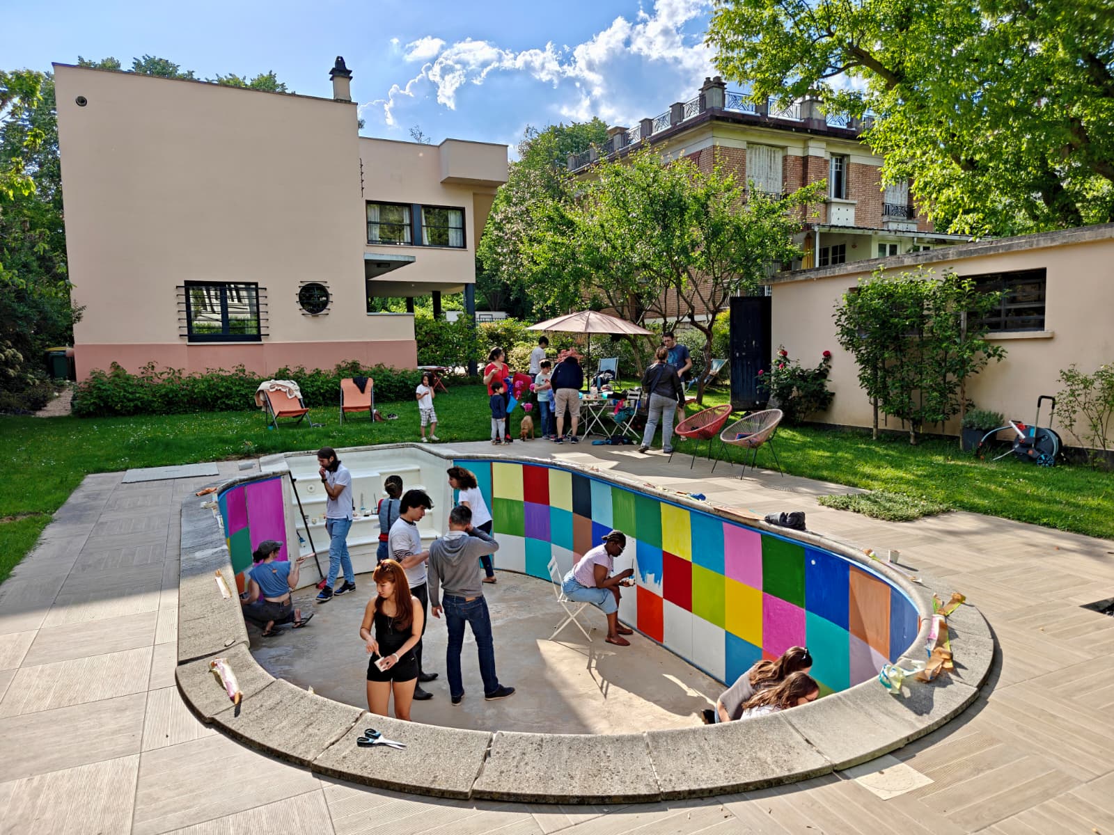 Le jardin de la Villa Trapenard avec la piscine peinte — vue d'ensemble