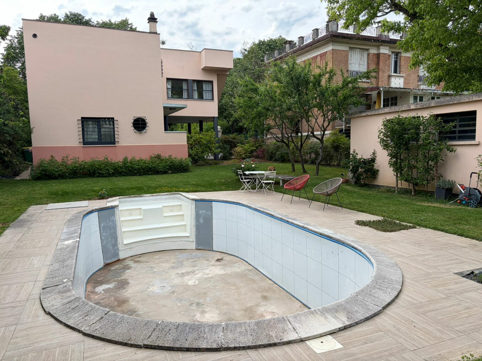 Le jardin aujourd'hui, avec la piscine vide