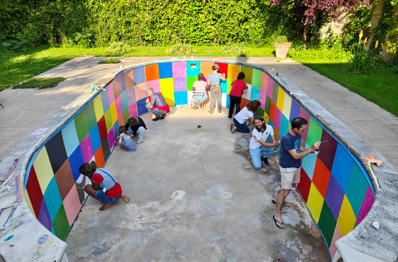 Atelier peinture collectif dans la piscine vide — vu de l'intérieur, Villa Trapenard