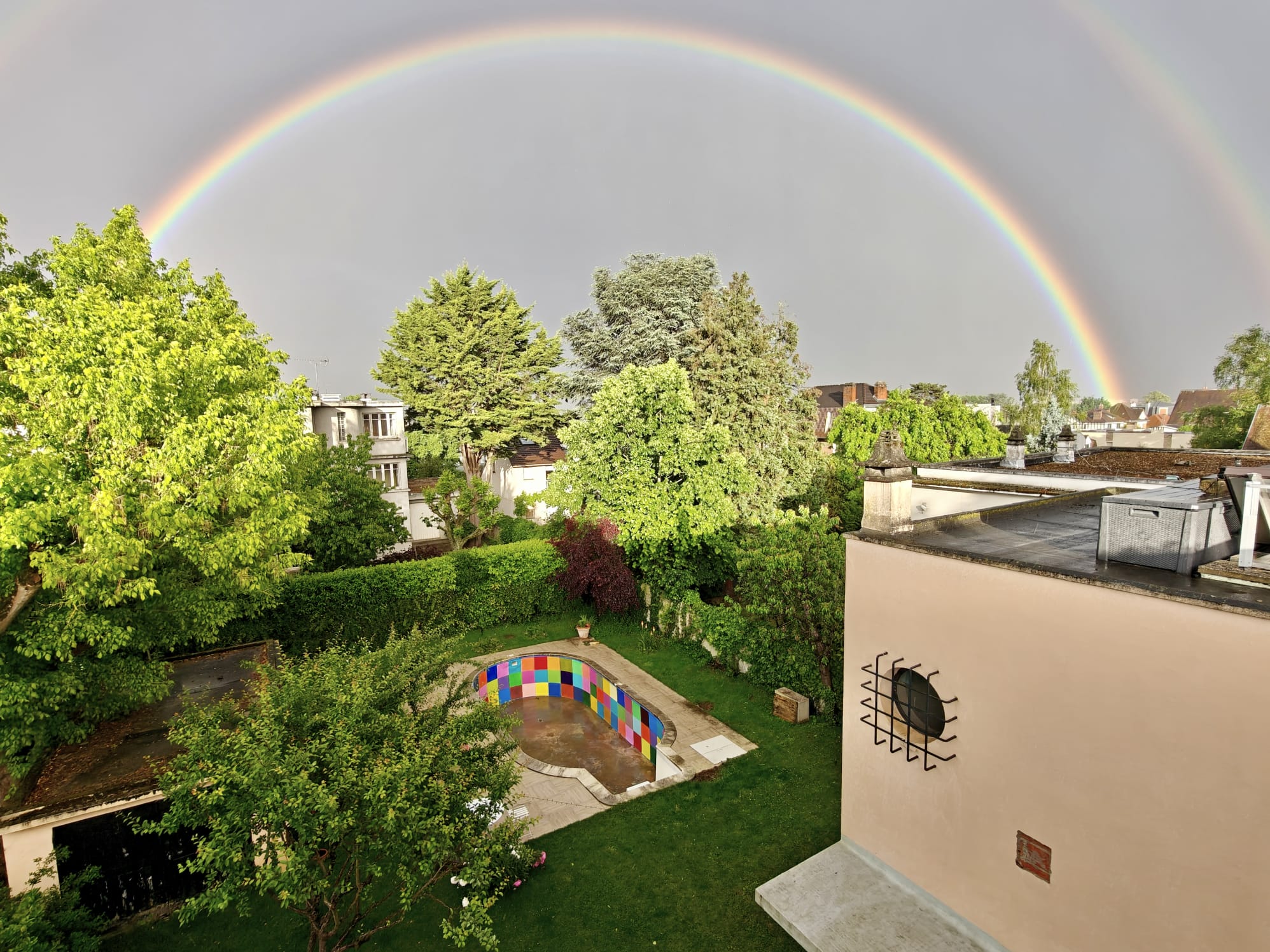 Arc-en-ciel au-dessus de la piscine peinte de la Villa Trapenard