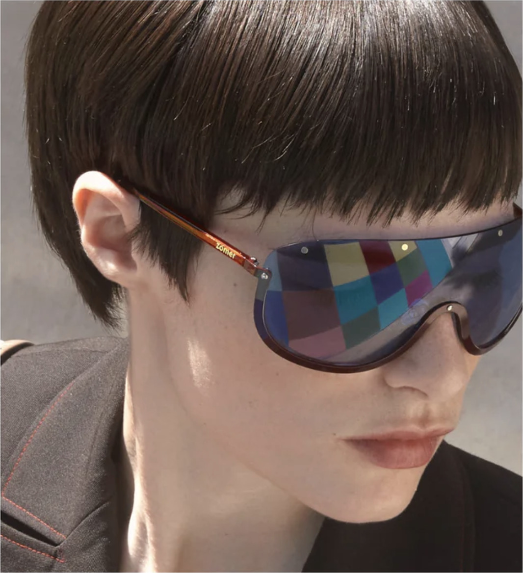 Campagne zomer SS'26 — reflet de la piscine dans les verres des lunettes